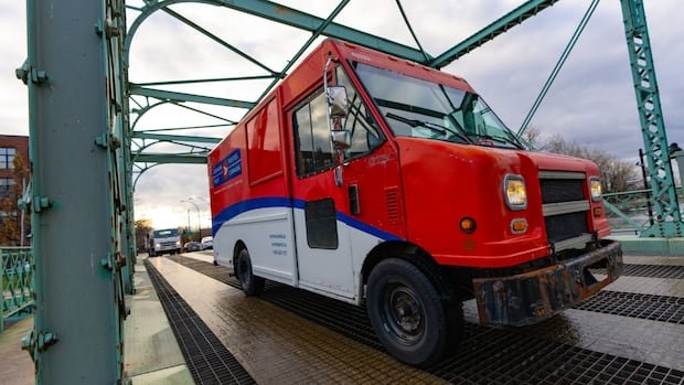 At federal inquiry, Canada Post blames workers leaving early and union points to mismanagement